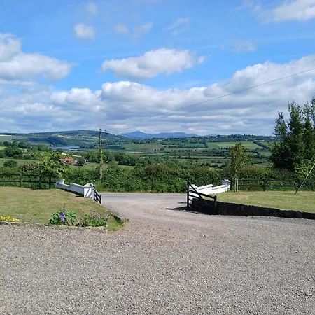 לינה וארוחת בוקר Tinnock *